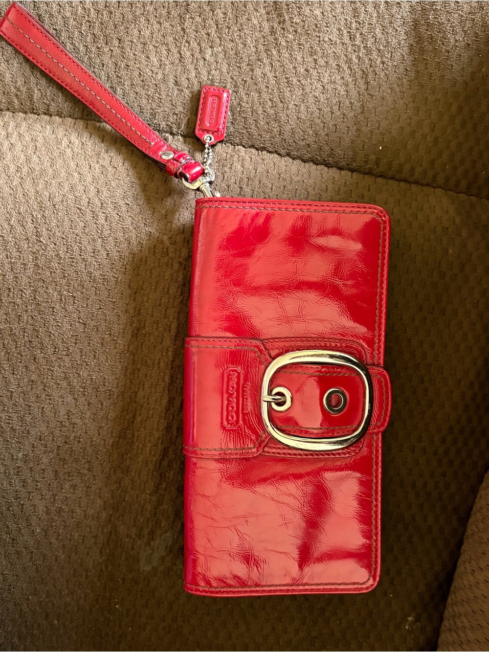 Gorgeous Y2k Candy Red Glossy Coach Crimson Patent Leather Buckle Wristlet Walle - Picture 10 of 10